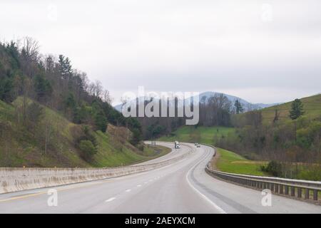 Erwin, Stati Uniti d'America - 19 Aprile 2018: Smoky Mountains vicino a Asheville, Carolina del Nord al confine del Tennessee mi26 autostrada strada tortuosa con auto Foto Stock