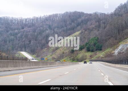 Erwin, Stati Uniti d'America - 19 Aprile 2018: Smoky Mountains view near Asheville, Carolina del Nord al confine del Tennessee mi26 autostrada con il traffico di automobili Foto Stock