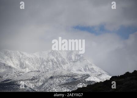 Luce di contrasto crea un drammaticamente bella immagine del montagnoso Southern Utah paesaggio durante una bufera di neve. Foto Stock