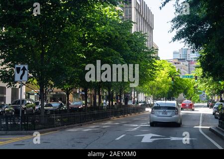 Atlanta, Stati Uniti d'America - 20 Aprile 2018: Broad Street in downtown Georgia città con vetture su strada e firmare per la CNN Foto Stock