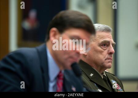 Esercito degli Stati Uniti generale Mark A. Milley, Presidente del Comune di capi di Stato Maggiore, insieme con gli Stati Uniti il Segretario della Difesa il dottor Mark T. Esper, testimonia sulla politica degli Stati Uniti in Siria prima che gli Stati Uniti Casa Comitato delle Forze Armate sul Campidoglio di Washington, DC, Stati Uniti, Mercoledì, Dicembre 11, 2019. Credito: Stefani Reynolds/CNP /MediaPunch Foto Stock