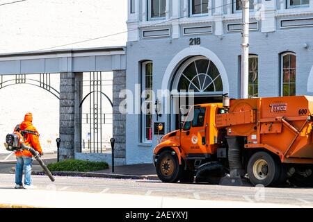 Montgomery, Stati Uniti d'America - 21 Aprile 2018: il Riverfront Park street durante la giornata nella capitale città in Alabama nel centro cittadino con il lavoratore uomo soffiando cestino dal carrello Foto Stock