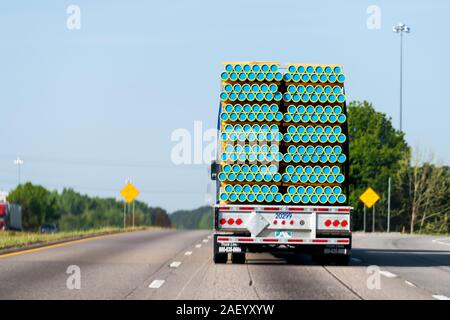 West Point, Stati Uniti d'America - 21 Aprile 2018: Autostrada strada con retro del carrello merci trasporto tubi in pvc tubi erogazione di spedizione su mi85 sud Foto Stock