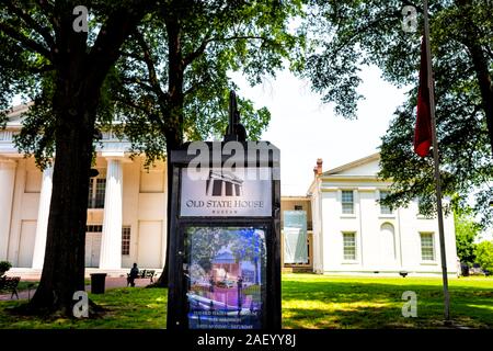 Little Rock, Stati Uniti d'America - 4 Giugno 2019: Old State House Museum building Capitol Building segno di ingresso con colonne in stile neoclassico architettura con te di acqua Foto Stock