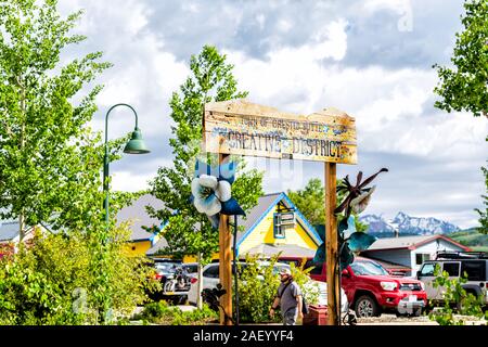 Crested Butte, Stati Uniti d'America - 21 Giugno 2019: Colorado città villaggio in estate con entrata segno di benvenuto per il distretto creativo con i suoi edifici colorati Foto Stock