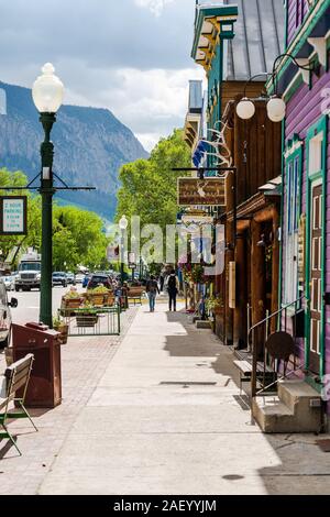 Crested Butte, Stati Uniti d'America - 21 Giugno 2019: Colorado villaggio colorati negozi di shopping in centro in estate su elk avenue con vintage architettura di montagna Foto Stock