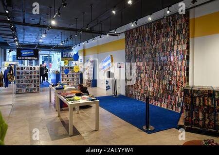 Dumbgood x Blockbuster di pop-up store di New York, Stati Uniti d'America - 06 dic 2019 - Il pop-up è realizzato per imitare il set-up di un classico Blockbuster franchising store, fe Foto Stock