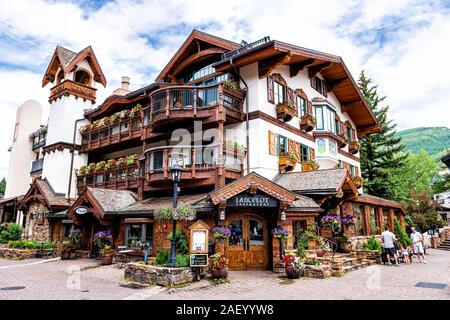 Vail, Stati Uniti d'America - 29 Giugno 2019: Swiss in stile resort città in Colorado con un ampio angolo di visione del Lancelot ristorante negozio il Gore Creek drive Foto Stock