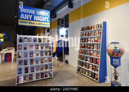 Dumbgood x Blockbuster di pop-up store di New York, Stati Uniti d'America - 06 dic 2019 - Il pop-up è realizzato per imitare il set-up di un classico Blockbuster franchising store, fe Foto Stock