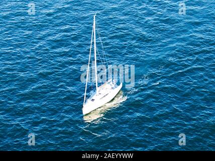 Barca a vela in barca a vela nella Baia di Sydney, New South Wale, Australia. Foto Stock