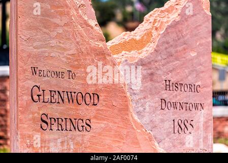 Glenwood Springs, Stati Uniti d'America - 29 Giugno 2019: benvenuto firmare per la piccola città di Colorado city in estate closeup nel centro cittadino Foto Stock