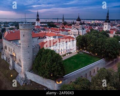 Vista aerea della Città Vecchia e il castello di Toompea al blue ora Tallin, Estonia. Foto Stock
