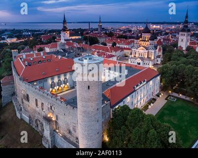 Vista aerea della Città Vecchia e il castello di Toompea al blue ora Tallin, Estonia. Foto Stock