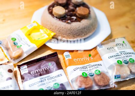 Durango, Stati Uniti d'America - 28 agosto 2019: Torta con glassa di cioccolato e amaretti di cocco sulla tavola in background con pacchetti di Emmy cookies del marchio Foto Stock