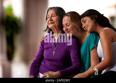 Nonna, una madre e una figlia godendo del tempo insieme. Foto Stock