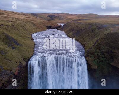 Islanda cascata Skogafoss in natura Islandese paesaggio. Famose attrazioni turistiche e punti di riferimento destinazione nella natura Islandese il paesaggio del Sud Foto Stock