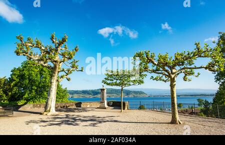 Svizzera Canton Friburgo, Morat in tedesco, Morat in francese, in vista di Murtensee / Lac de Morat dal punto di vista terrazza vicino alla Chiesa francese Foto Stock