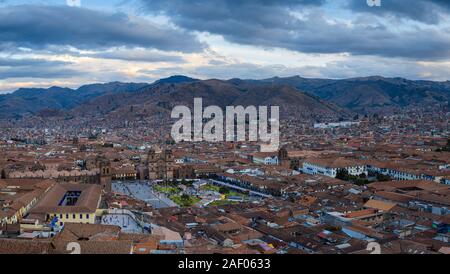 CUSCO, Perù - CIRCA NEL SETTEMBRE 2019: vista panoramica della città di Cusco, la città vecchia e i tetti Foto Stock