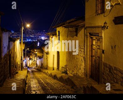 CUSCO, Perù - CIRCA NEL SETTEMBRE 2019: strada stretta di Cusco a notte. Foto Stock