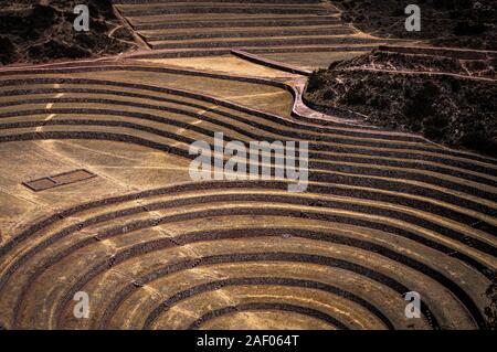 MARAS, Perù - CIRCA NEL SETTEMBRE 2019: Vista di agricola terrazze inca a Moray sito archeologico sulla regione di Cusco conosciuta come Valle Sacra Foto Stock