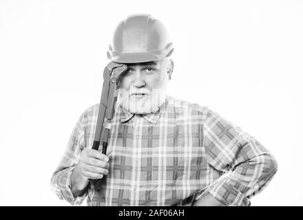 Fiducioso lavoratore. l uomo builder con tubo regolabile chiave. creazione e costruzione. professional repairman nel casco con gas chiave. architetto e riparazione fix. ingegnere lavoratore. maturo uomo barbuto. Foto Stock