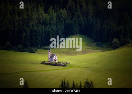 La zona montuosa delle Dolomiti mantiene luoghi spettacolari come la chiesa di St Johann (noto anche come San Giovanni) in Val di Funes. Si tratta di un piccolo Foto Stock