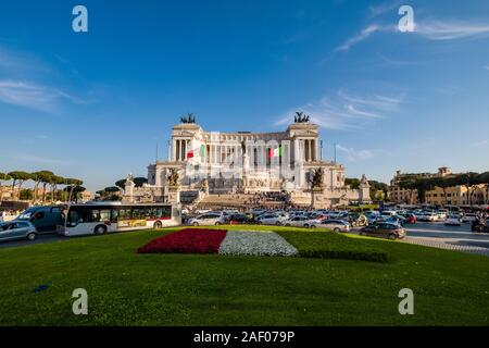 Piazza Venezia occupato con auto e bus, il Vittorio Emanuele II monumento nazionale, Monumento Nazionale a Vittorio Emanuele II, dietro Foto Stock