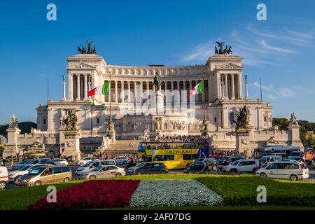 Piazza Venezia occupato con auto e bus, il Vittorio Emanuele II monumento nazionale, Monumento Nazionale a Vittorio Emanuele II, dietro Foto Stock