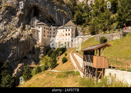 Predjama, Slovenia. Il Predjamski grad o castello Predjama, una fortezza rinascimentale vicino a Postojna nella bocca di una grotta Foto Stock