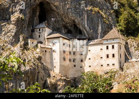 Predjama, Slovenia. Il Predjamski grad o castello Predjama, una fortezza rinascimentale vicino a Postojna nella bocca di una grotta Foto Stock