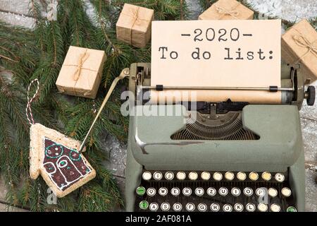 Concetto di natale - Nastri inchiostratori per macchine da scrivere con l'iscrizione 2020 Lista da fare, Abete rami, confezioni regalo e gingerbread house Foto Stock