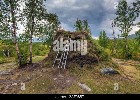 Il camp è una ricostruzione di una primavera e autunno residence visualizzazione come Sami vissuto alla fine del XIX secolo in Abisko National Park, Svezia. Foto Stock