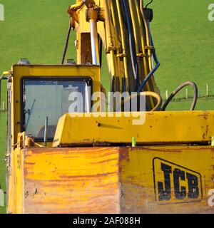 Aberystwyth Ceredigion nel Galles/UK Marzo 03 2012: vista posteriore di un escavatore JCB in un campo Foto Stock