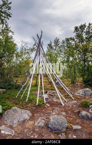 Il camp è una ricostruzione di una primavera e autunno residence visualizzazione come Sami vissuto alla fine del XIX secolo in Abisko National Park, Svezia. Foto Stock