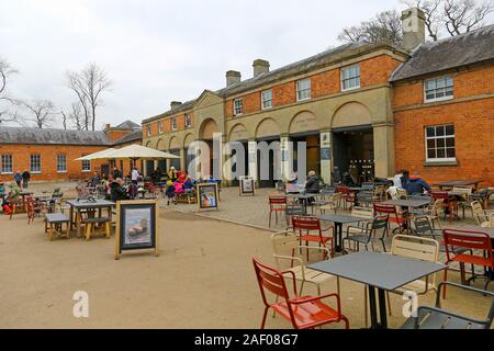 Il Carriage House Café e il cortile al Attingham Park, Shropshire, Inghilterra, Regno Unito Foto Stock