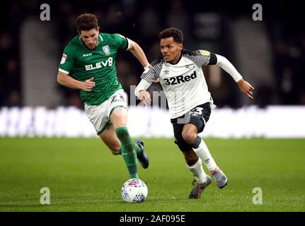 Derby County's Duane Holmes (destra) Sheffield mercoledì in Sam Hutchinson battaglia per la sfera durante il cielo di scommessa match del campionato al Pride Park, Derby. Foto Stock