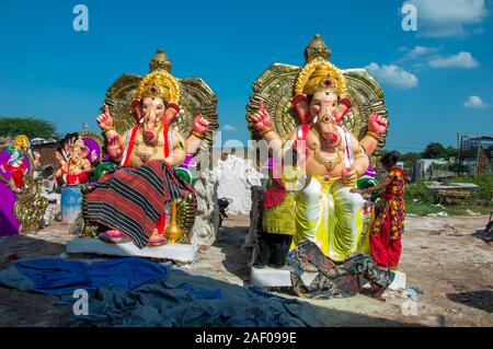 AMRAVATI, MAHARASHTRA - 8 Settembre 2018: artista facendo una statua e dà tocchi di rifinitura su un idolo del dio indù Signore Ganesha all'artista Foto Stock