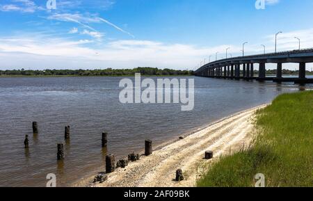 La banca del fiume Ashley a Charleston, Carolina del Sud Foto Stock