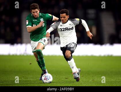 Derby County's Duane Holmes (destra) Sheffield mercoledì in Sam Hutchinson battaglia per la sfera durante il cielo di scommessa match del campionato al Pride Park, Derby. Foto Stock