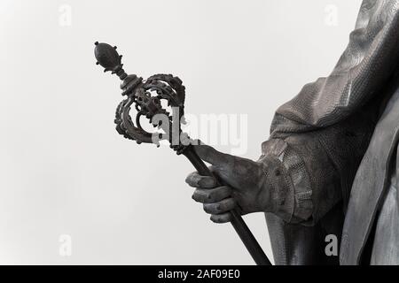 Primo piano di un nero statua classica con la mano che regge un ornato lo scettro di grandi dimensioni Foto Stock