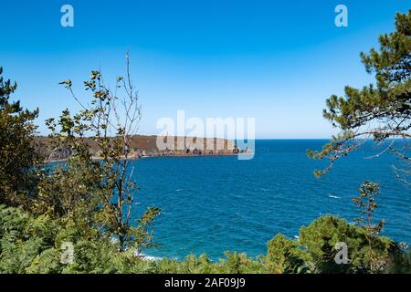 Corsa sulla GR34 in Bretagna con fino a largo di Capo Frehel e il suo faro Foto Stock