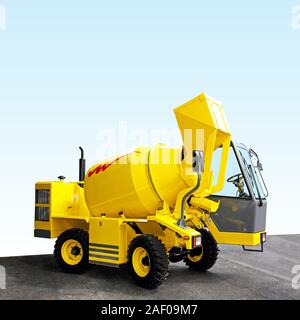 Giallo mobile mescolatore di cemento con motore diesel Foto Stock