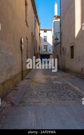 Nancy, Francia - 31 agosto 2019: Stretta street nella Città Vecchia Nancy Lorraine Francia Foto Stock