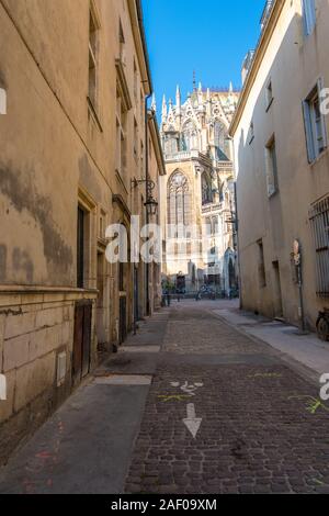 Nancy, Francia - 31 agosto 2019: Stretta street nella Città Vecchia Nancy Lorraine Francia Foto Stock