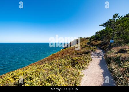 A piedi sulla GR34 in Bretagna con lontano La Latte fort Foto Stock