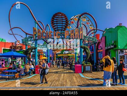 Los Angeles, Stati Uniti d'America, marzo 2019, ingresso del Pacific Park fiera del divertimento sul molo di Santa Monica Foto Stock