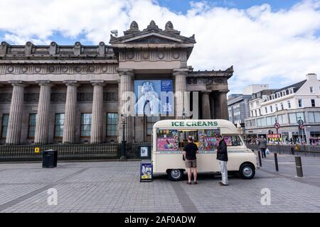 Ice Cream van davanti al Royal Scottish Academy la regina: Arte e Immagine - National Portrait Gallery, Edinburgh, Regno Unito Foto Stock