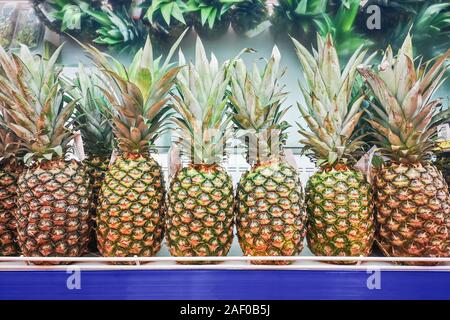 Ananas frutta in un supermercato. Ananassi freschi su scaffale di supermercato.Close up. Foto Stock