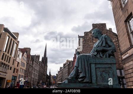 David Hume statua sulla Royal Mile, situati al di fuori del Tribunale su LAWNMARKET, Edimburgo, Scozia, Regno Unito Foto Stock