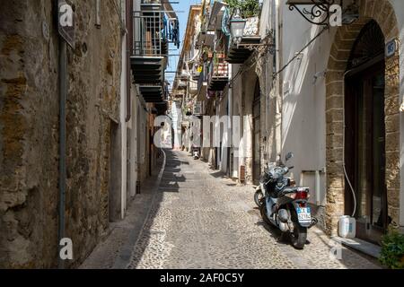 Scena urbana del centro storico di Cefalù, in Sicilia. La storica Cefalù è una delle principali mete turistiche della Sicilia. Foto Stock